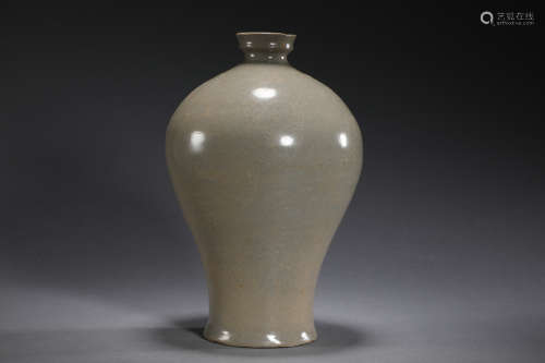 Celadon plum vase of Song Dynasty