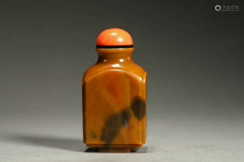 Agate snuff bottle with chicken liver in Qing Dynasty