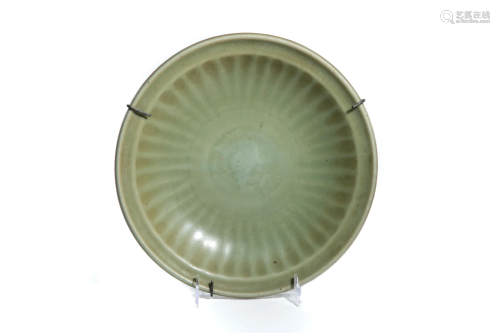 CHINESE CELADON GLAZED LONGQUAN PORCELAIN CHARGER