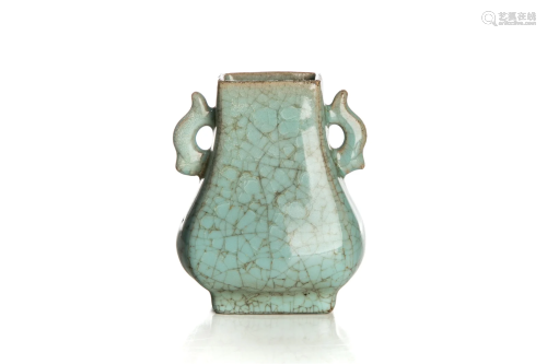 SMALL CHINESE TURQUOISE GLAZED PORCELAIN VASE