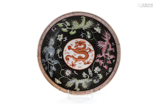 CHINESE FAMILLE NOIR PORCELAIN DRAGON PLATE