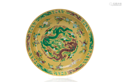 CHINESE YELLOW GROUND SANCAI PORCELAIN CHARGER