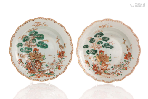 PAIR 18TH CENTURY CHINESE EXPORT SCALLOPED BOWLS