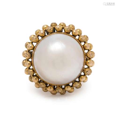 YELLOW GOLD AND CULTURED MABE PEARL RING