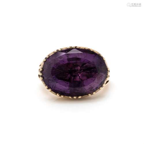 YELLOW GOLD AND AMETHYST RING
