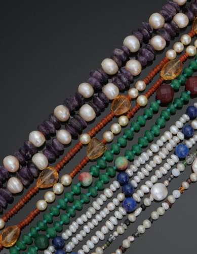 Ensemble de six colliers ou sautoirs, chacun orné de perles ...