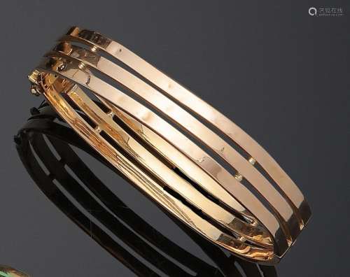 Bracelet rigide ouvrant en or jaune 750 millièmes ajouré.(Bo...