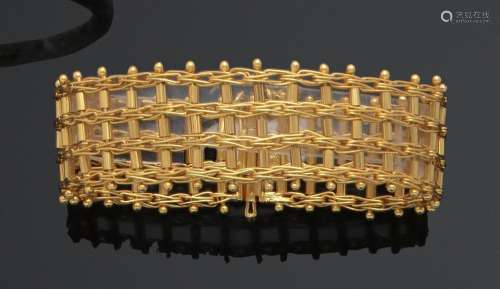 Large bracelet en or jaune 750 millièmes ajouré à décor de m...