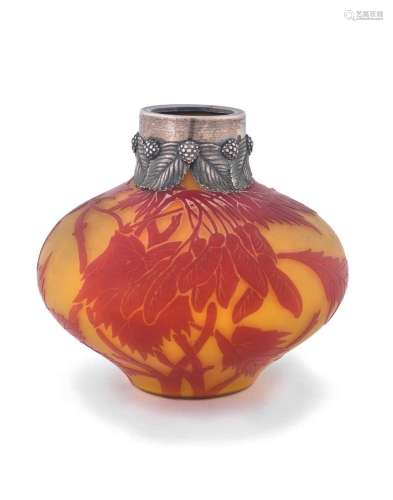Vase de forme balustre en verre doublé orange sur fond ocre ...