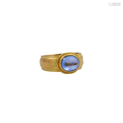 Ring mit hellblauem Saphircabochon