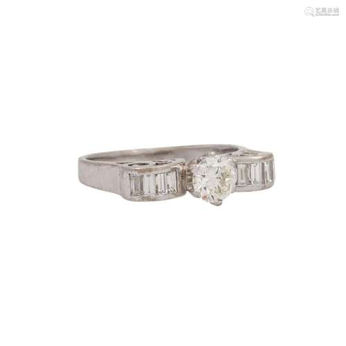 Ring mit Brillant von ca. 0,6 ct flankiert von 8 Diamanten