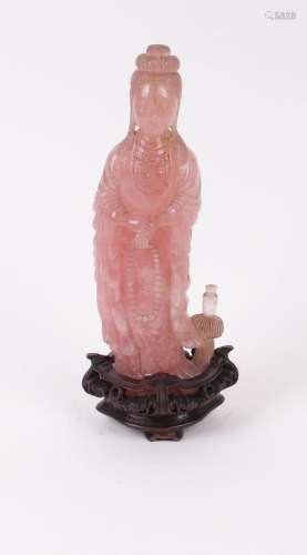 CHINEFigurine de Guanyin en quartz rose. Haut. 23,5 cmSur so...