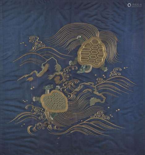 JAPON - XXe sièclePanneau de forme carrée en soie bleue à dé...