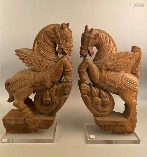 Extrême-Orient - XXe siècle Deux chevaux cabrés en bois scul...