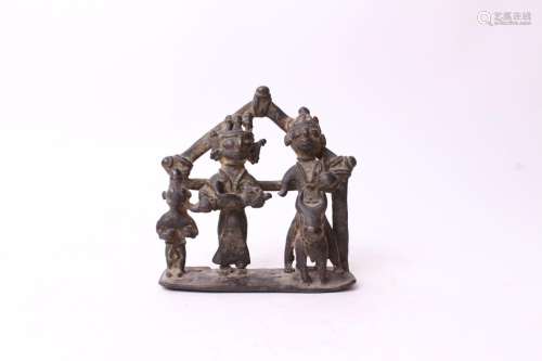 MOYEN ORIENTStatuette en bronze représentant un couple sous ...