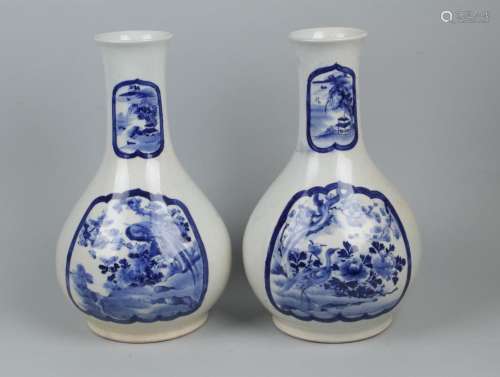 JAPON - XIXe siècle Paire de vases bouteille piriforme à déc...