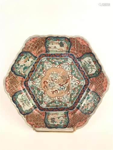 JAPONPlat octogonal en porcelaine à décor polychrome d'u...
