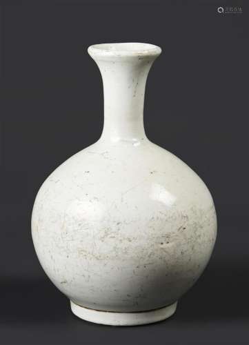 COREE Vase bouteille en porcelaine blanche de forme ovoïde à...
