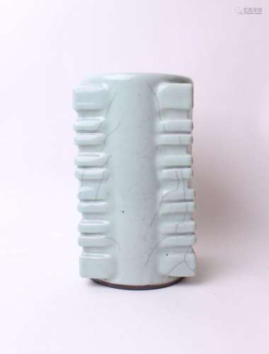Vase de forme Cong en céramique émaillée céladon.Haut. 25,5 ...
