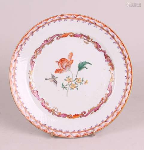 CHINE Assiette en porcelaine à décor polychrome des émaux de...