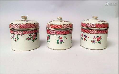 CHINE Suite de trois pots à pommade couverts en porcelaine à...