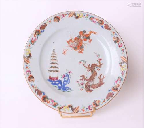 CHINE Assiette en porcelaine à décor polychrome des émaux de...