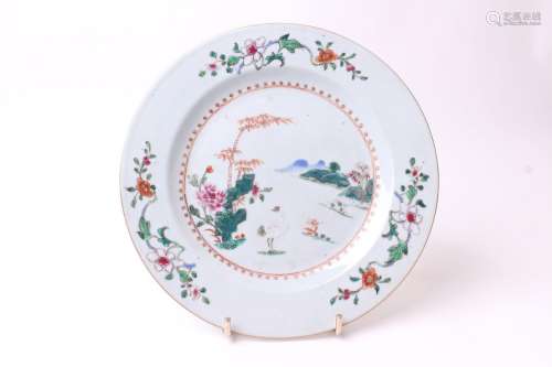 CHINEAssiette en porcelaine à décor polychrome des émaux de ...