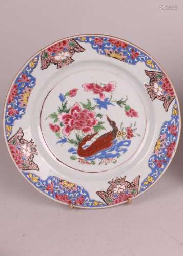 CHINEAssiette en porcelaine à décor de pivoines et canards e...