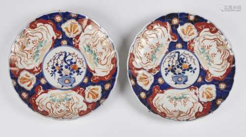 CHINEDeux plats creux en porcelaine à décor rouge bleu et or...