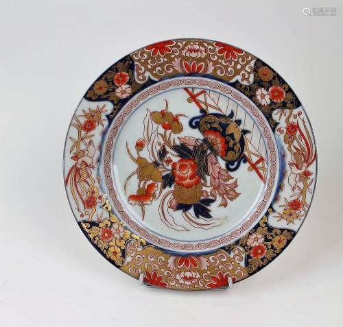 CHINEAssiette en porcelaine à décor Imari rouge, bleu et or ...
