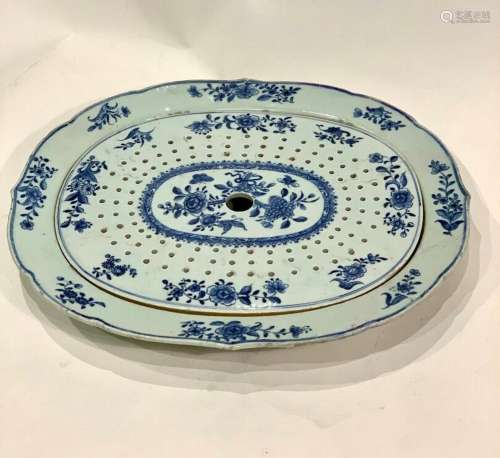 CHINE - XVIIIe siècle  Chauffe plat en porcelaine à décor en...