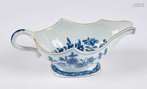 CHINESaucière ovale en porcelaine à décor en bleu sous couve...