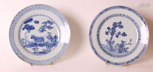 CHINEDeux assiettes en camaïeu bleu à décor de prunus et de ...