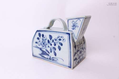 CHINE Verseuse en porcelaine à décor en camaïeu bleu de fleu...