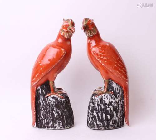CHINE Deux oiseaux en porcelaine rouge et doré, sur un socle...