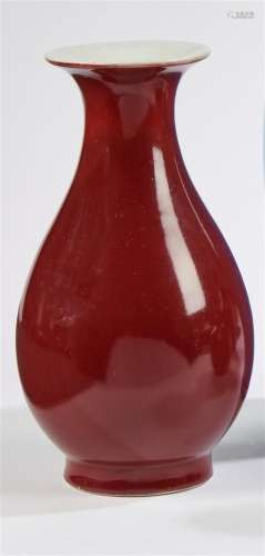 ChineVase de forme balustre en porcelaine à fond rouge.H. 21...