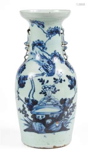 CHINEVase en porcelaine à décor en camaïeu bleu sur fond cél...