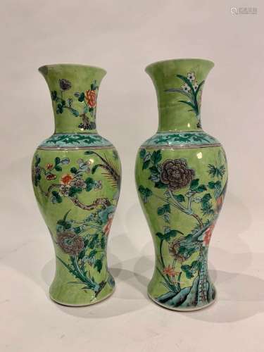 CHINEPaire de vases balustre en porcelaine à décor polychrom...