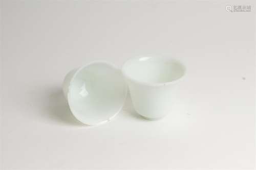CHINE - XIXe siècleDeux gobelets à bord évasé en verre blanc...