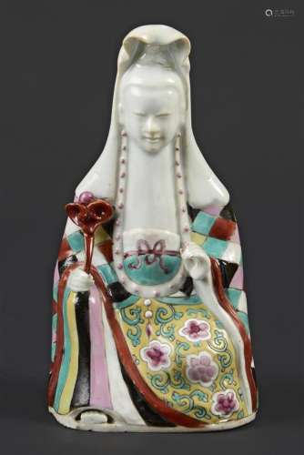 CHINE Statuette de Guanyin assise en porcelaine à décor poly...