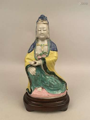 CHINEStatuette de Quan Yin en porcelaine polychrome.Hauteur ...