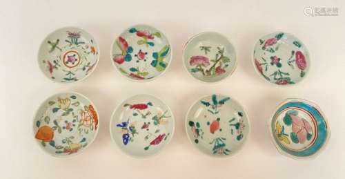 CHINEHuit petites coupes en porcelaine à décor polychrome de...