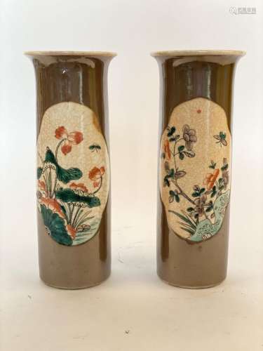 CHINE Paire de vases cylindriques en porcelaine à décor poly...