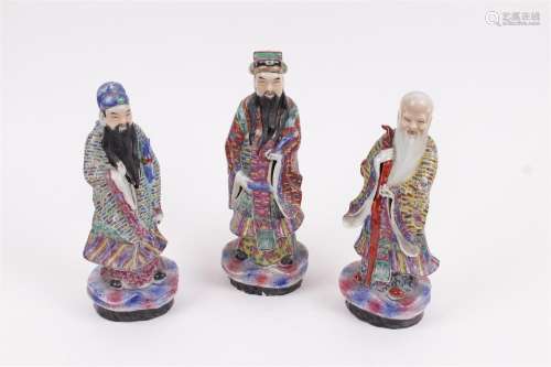 CHINE Trois statuettes représentants des immortels en porcel...