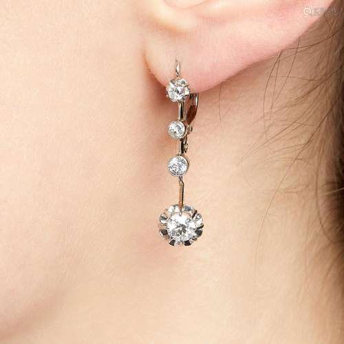 ANNEES 1920 PAIRE DE BOUCLES DORMEUSES DIAMANTS A diamonds, ...