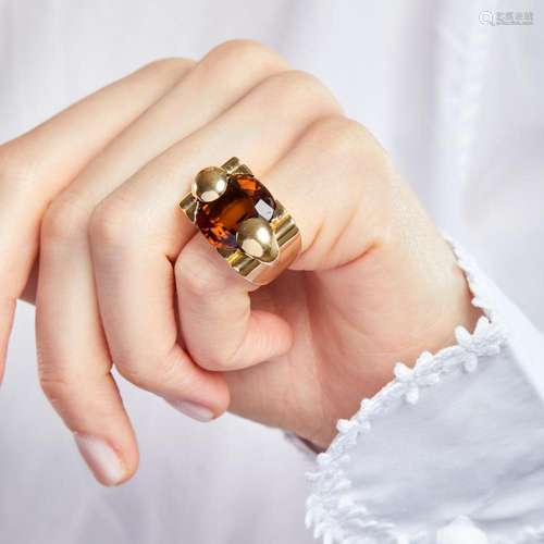 ANNEES 1940 BAGUE CHEVALIERE CITRINE MADERE A citrine and 18...