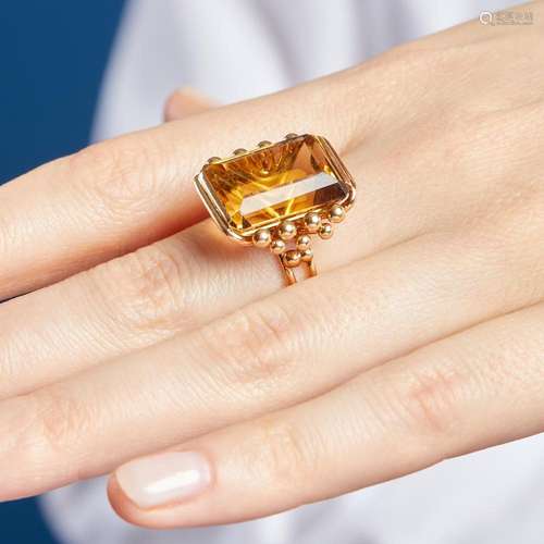 ANNEES 1940 BAGUE CITRINE A citrine and 18K yellow gold ring...