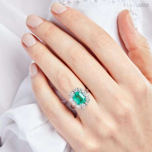 BAGUE EMERAUDE DIAMANTS An emerald, diamonds and 18K white g...