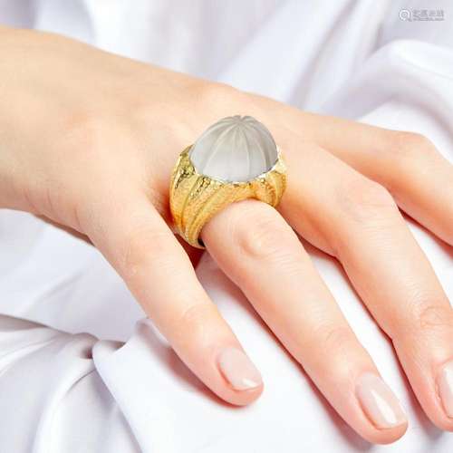 DAVID WEBB IMPORTANTE BAGUE DÔME A 18K yellow gold and frost...