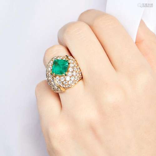 ANNEES 1970 IMPORTANTE BAGUE DOME EMERAUDE An emerald, diamo...